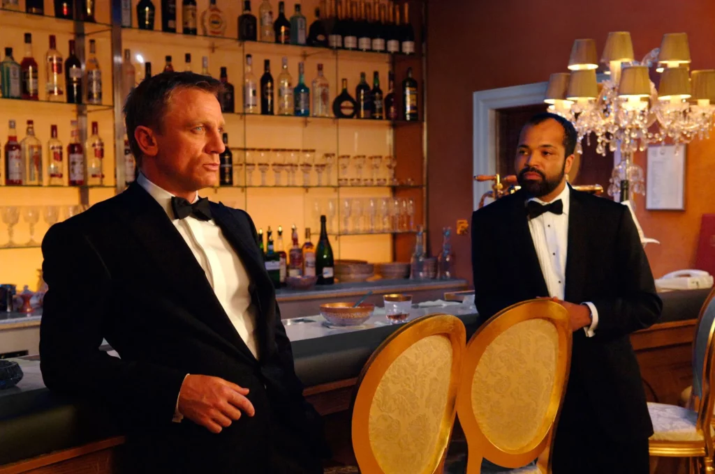 Daniel Craig an der Bar in Casino Royale.